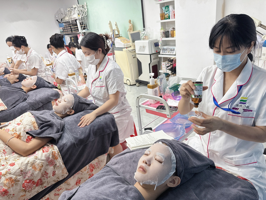 初秋面部補(bǔ)水護(hù)理，廣西皮膚管理操作講解